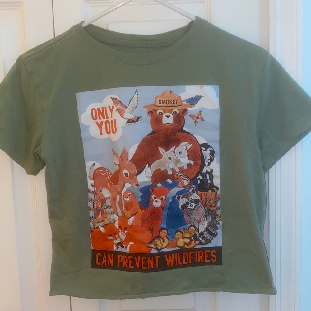 Like new cropped green Smokey bear tee for kids